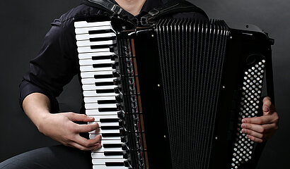 Ein Mensch spielt ein Akkordeon