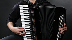 Ein Mensch spielt ein Akkordeon