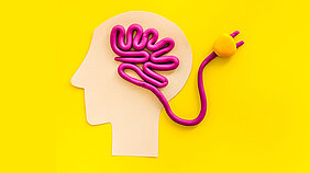 Kopf auf gelben Hintergrund