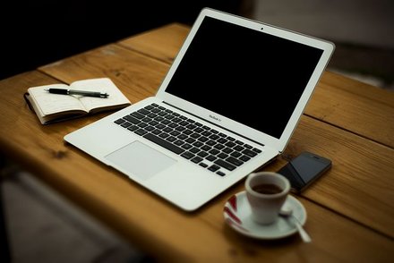 Laptop und Kaffee. Symbolbild von www.pixabay.com