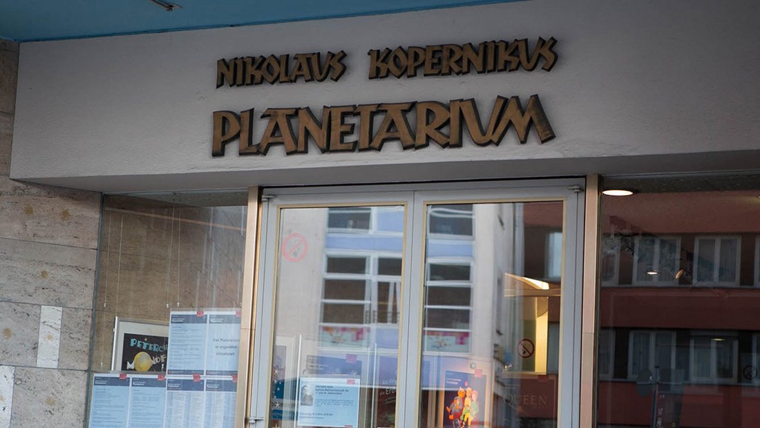 Die alte Inschrift des Planetariums über der Eingangstür