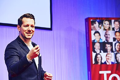 Redner auf der Bühne.