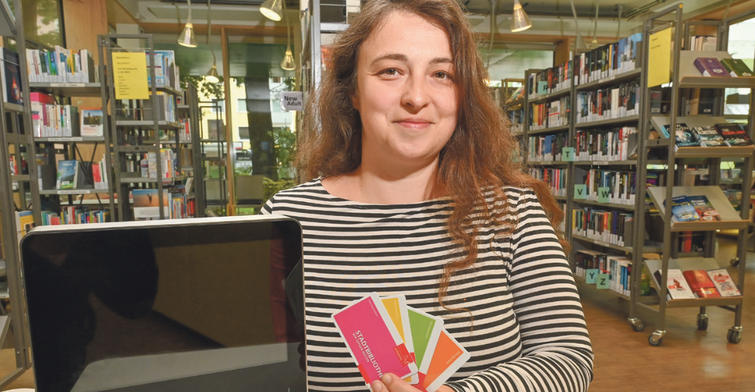 Frau mit Bibliotheksausweisen