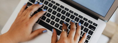 Zwei Hände auf Tastatur