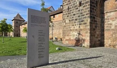 Gedenktafel NSU vor Stadtmauer