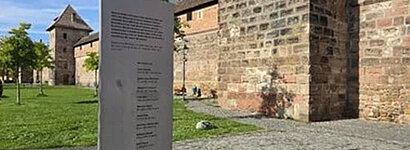 Gedenktafel NSU vor Stadtmauer