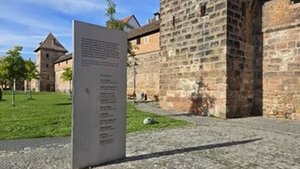 Gedenktafel NSU vor Stadtmauer