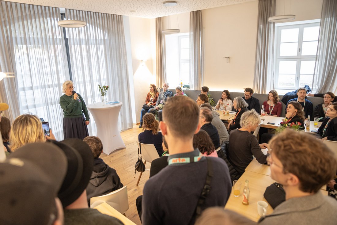 Die Stipendiatin Corinne Le Hong bei der Vorstellung ihrer Drehbuchidee beim Branchenempfang des FilmFörderFonds Bayern im Rahmen der 57. Hofer Filmtage.