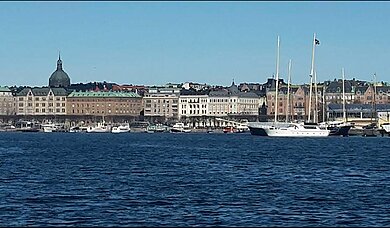 Häuserzeile in Stockholm vom blauen Wasser aus gesehen