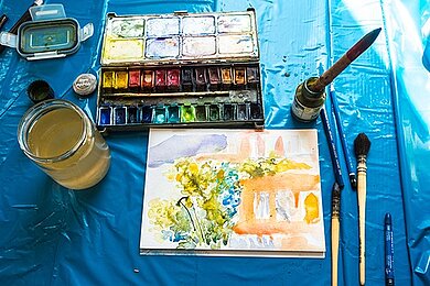 Gemaltes Aquarellbild und Malmaterialien.