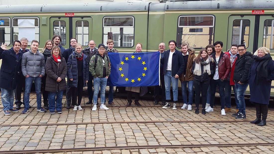 Jugendliche diskutieren über Europa
