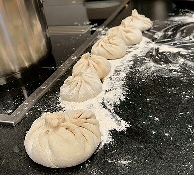 Georgische Küche Zubereitung von Teigtaschen auf mehlbestäubter Arbeitsfläche.