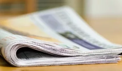 Tageszeitung auf Esstisch