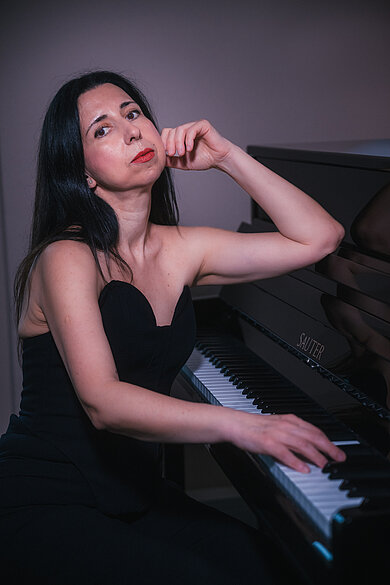 Die Künstlerin Sevi Salam sitzend am Klavier.