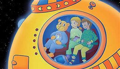 Buntes Raumschiff in dem der kleine Mondbär mit seinen Freundinnen Lisa und Susi sitzt und durchs Sonnensystem fliegt (animiert).
