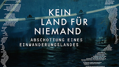 Filmplakat: Im Hintergrund das dunkelblaue Meer. Darüber der Filmtitel: Kein Land für Niemand
