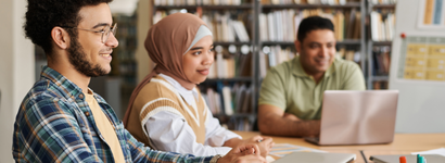 Menschen, die an einem Tisch sitzen und etwas lernen
