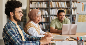 Menschen, die an einem Tisch sitzen und etwas lernen