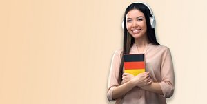 Frau mit Deutschbuch in der Hand