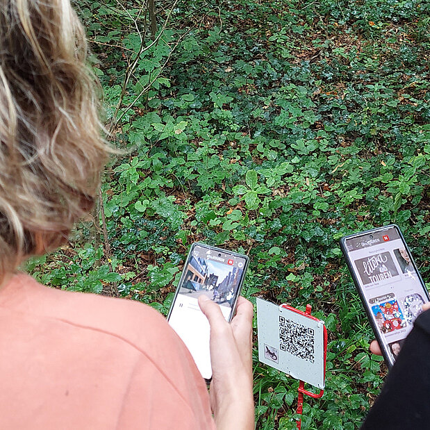 QR-Codes im Irrhain mit der App "LiteraTouren" scannen