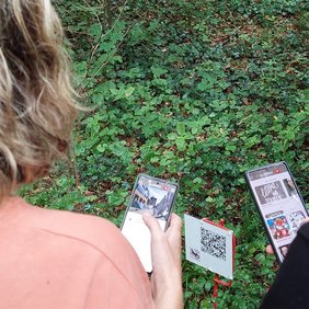 QR-Codes im Irrhain mit der App "LiteraTouren" scannen