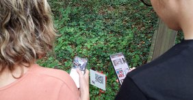 QR-Codes im Irrhain mit der App "LiteraTouren" scannen