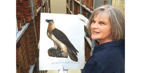 Dr. Christine Sauer und ein Bild aus der Ausstellung "Vogelmalerei"