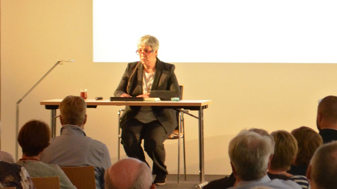 Imamim Seyran Ateş am Bildungszentrum Nürnberg