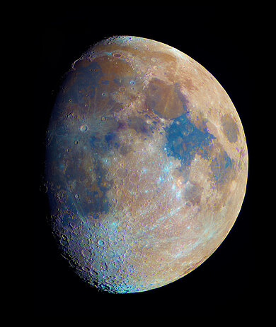 Astrophotographie des Vollmonds in seinen mineralischen Farben