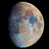 Astrophotographie des Vollmonds in seinen mineralischen Farben