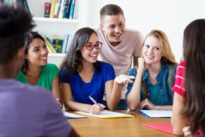 Gruppe von Lernenden, die sich unterhalten