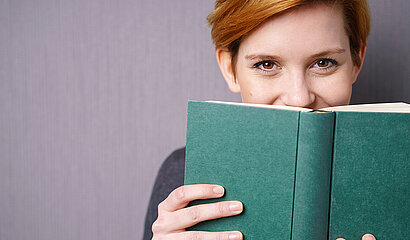 Frau mit Buch