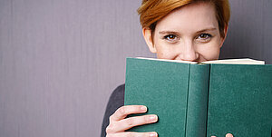Frau mit Buch