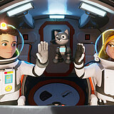 Die Teenager-Astronauten Stella und Tom sitzen in ihrem Raumschiff, haben ihre Hände erhoben zum Einklatschen. Zwischen ihnen schwebt die Katze Plutinchen (animiert).
