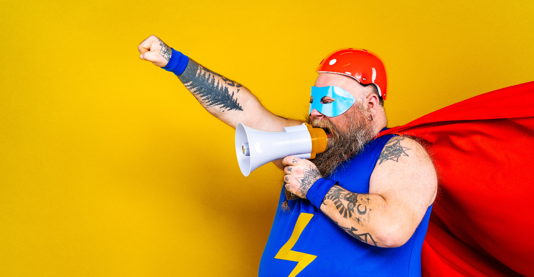 Männlicher Superheld mit Megafon