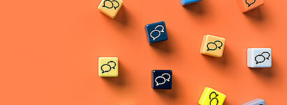 Würfel mit Sprechblasen