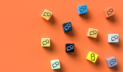 Würfel mit Sprechblasen