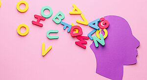 Kopf mit Buchstaben auf pinkem Hintergrund