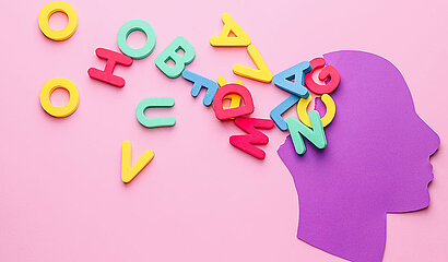 Kopf mit Buchstaben auf pinkem Hintergrund