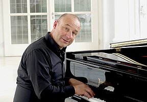 Er ist nur halb zu sehen… Er ist nur halb zu sehen…