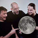 Foto der drei Akteure, die ein Modell des Mondes halten. 