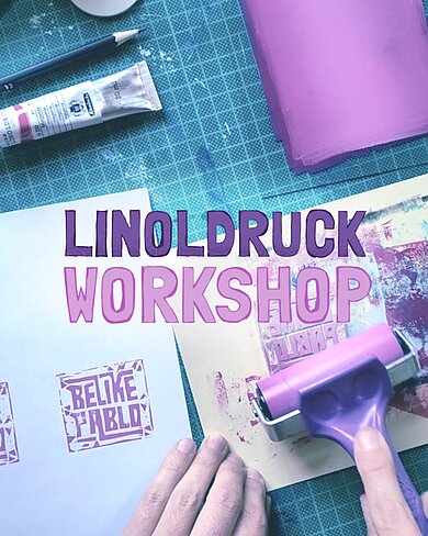 Linoldruck-Workshop: Druckwalze, Linolplatte und Drucke auf einer Werkbank im kreativen Arbeitsprozess. 