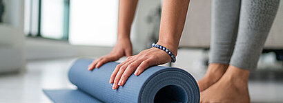 Person mit Yogamatte