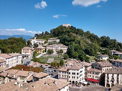 Italienisches Dorf auf einem Hügel