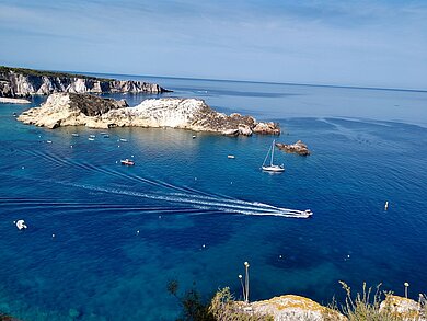 Eine Insel im blauen Meer