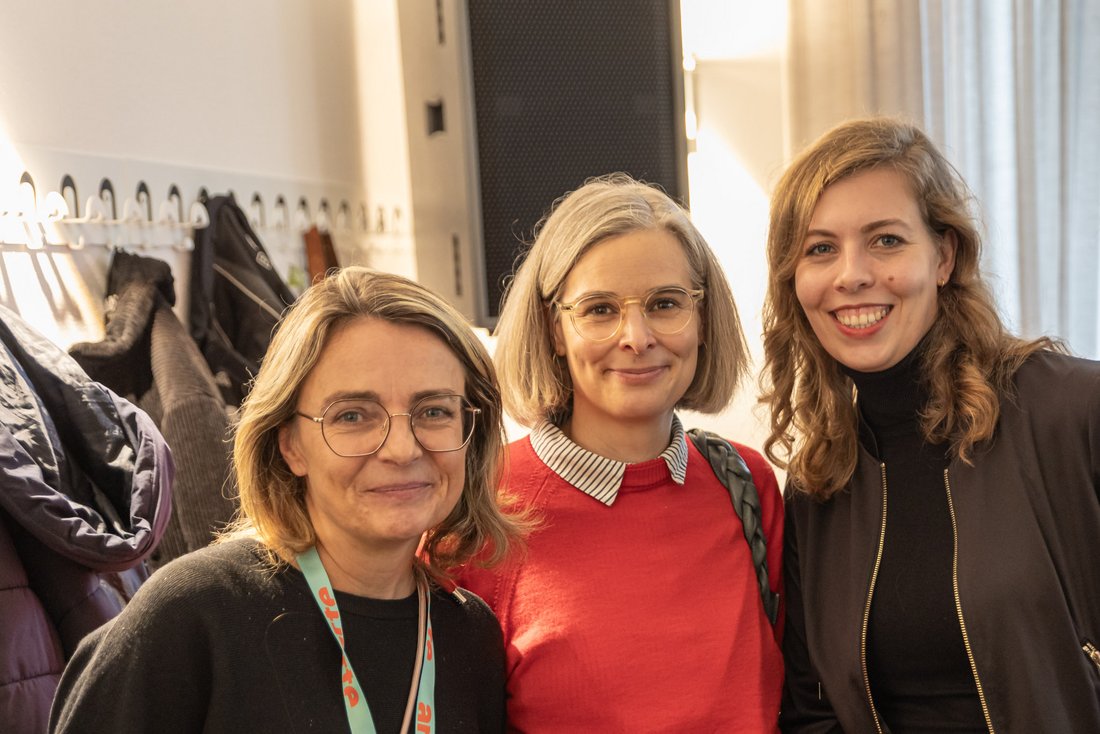 Die Koordinatorin des Autorenstipendiums Drehbuch Kathleen Röber zusammen mit Vera Drude und Janina Sara Hennemann.