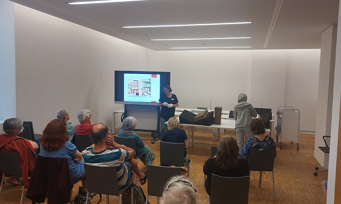 Herzensstücke Kettenband in der Stadtbibliothek Nürnberg