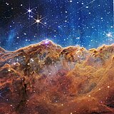 Eine James-Webb-Weltraum-Teleskop Aufnahme des Cosmic Cliff Carina-Nebula.
