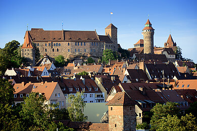 Ansicht der Altstadt. Im Hintergrund die Nürberger Burg. Der Himmel ist blau.