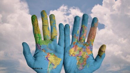 Hände mit Weltkarte drauf